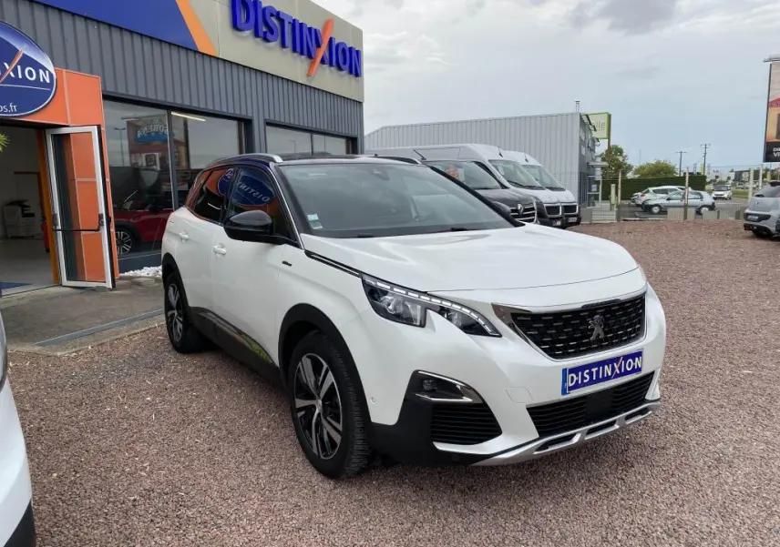 Peugeot 3008 blanc nacré vue 3/4 avant droit, avec barres de toit aluminium et calandre noire brillante.