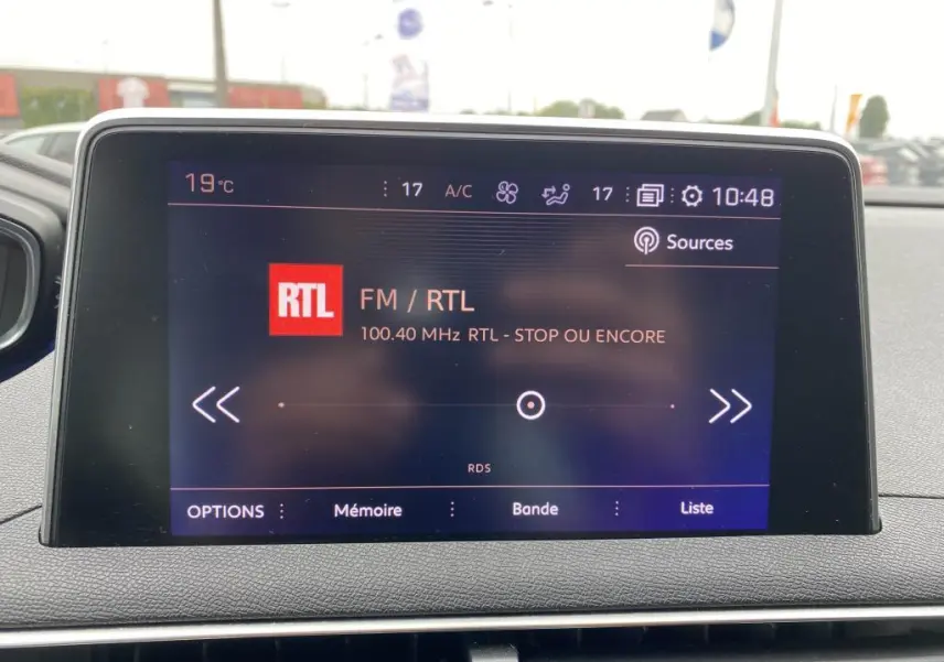 Écran tactile central du Peugeot 3008 GT Line blanc de 2018 affichant la radio FM RTL à 10h48