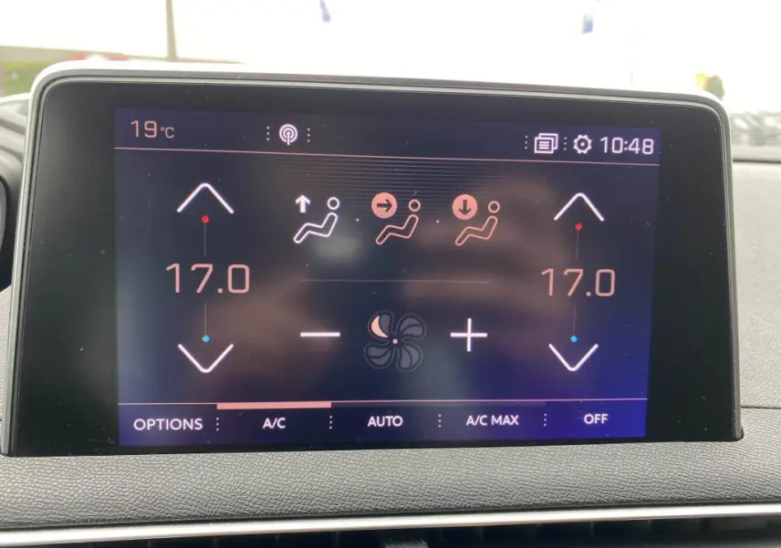 Écran tactile intérieur du Peugeot 3008 blanc 2018 montrant la commande bi-zone de climatisation à 17°C.