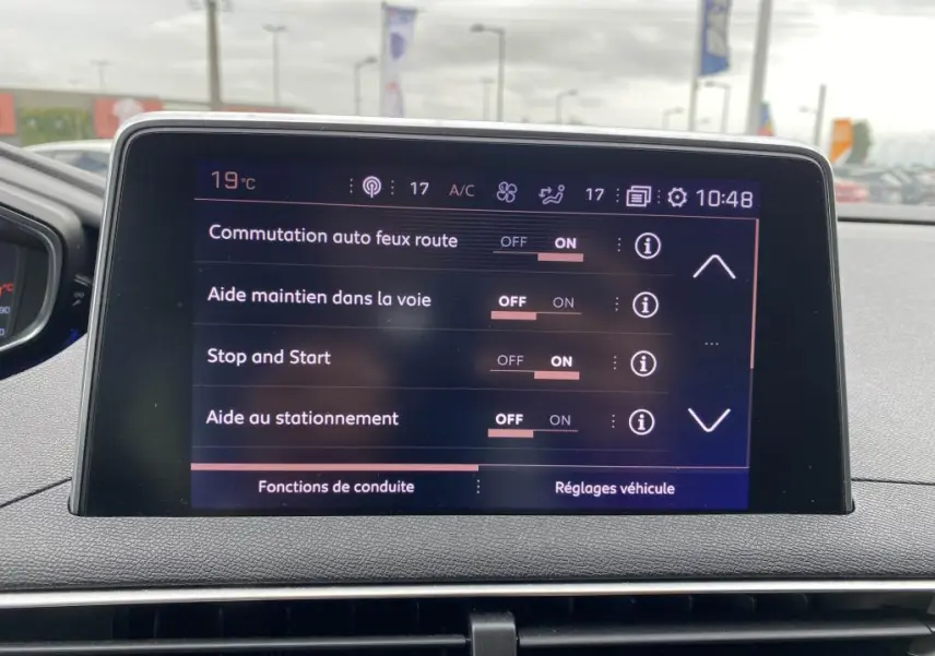 Écran tactile du Peugeot 3008 GT Line blanc montrant les réglages d'aides à la conduite et climatisation.