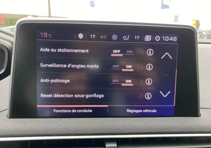 Écran tactile du Peugeot 3008 2018 affichant les réglages d'aide à la conduite et de sécurité intérieure