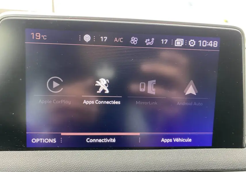 Écran tactile central du Peugeot 3008 blanc 2018 affichant les options de connectivité et applications embarquées.