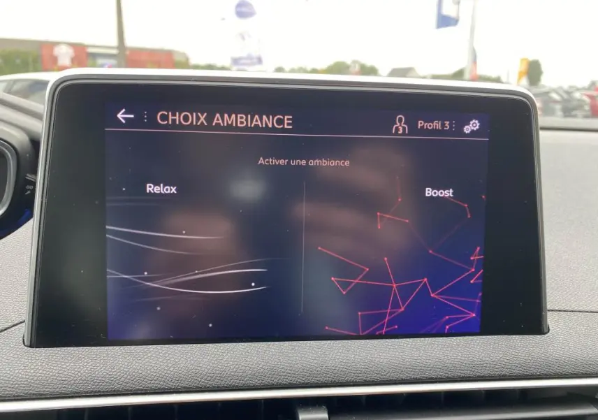 Écran tactile du tableau de bord du Peugeot 3008 blanc, affichant le menu de choix d'ambiance intérieure.
