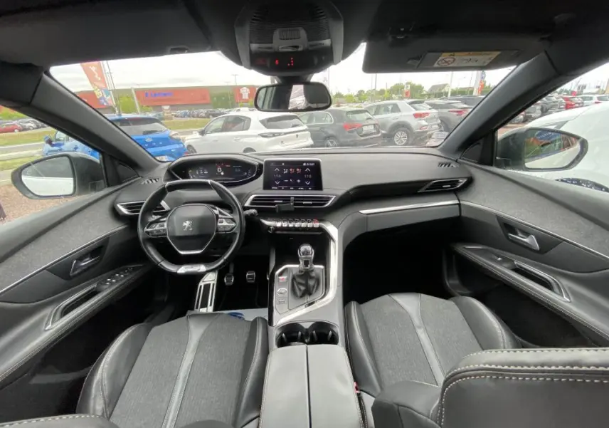 Vue intérieure avant du Peugeot 3008 blanc 2018, volant compact, écran tactile 8 pouces et sellerie noire TEP & tissu.