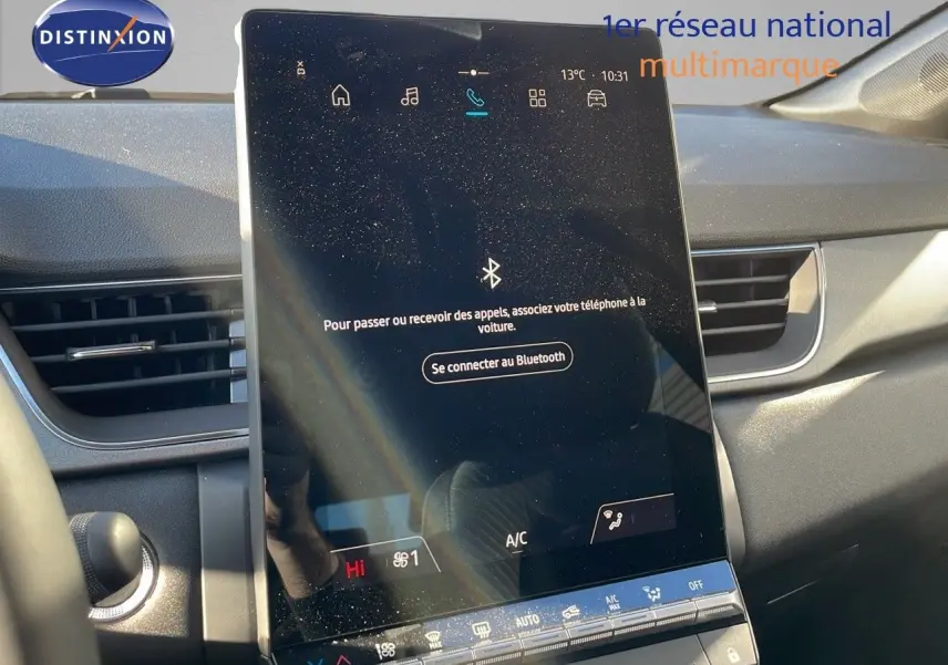 Écran tactile central affichant la connexion Bluetooth dans l'habitacle du Renault Captur gris Rafale 3/4 avant droit.