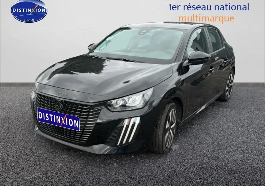 Peugeot 208 1.2 100 style noire vue 3/4 avant, avec phares LED et jantes alliage distinctives.