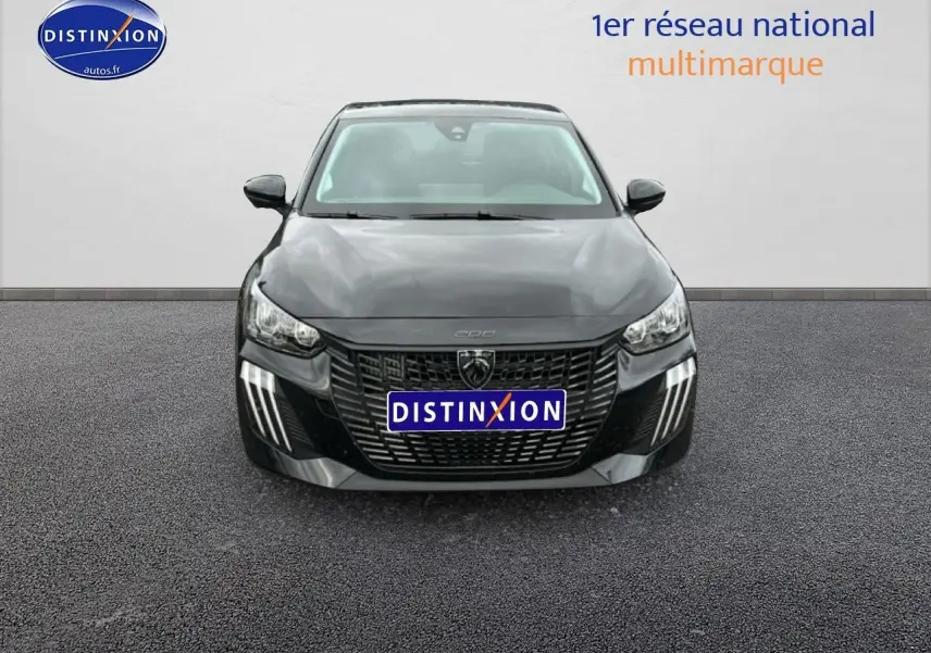 Vue avant d'une Peugeot 208 noire 2025 avec calandre imposante et feux diurnes à LED en griffes.