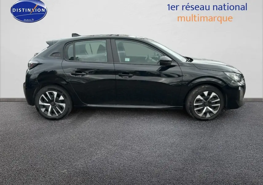 Profil côté gauche d'une Peugeot 208 noire 2025 avec jantes stylisées et vitres teintées sur fond neutre.