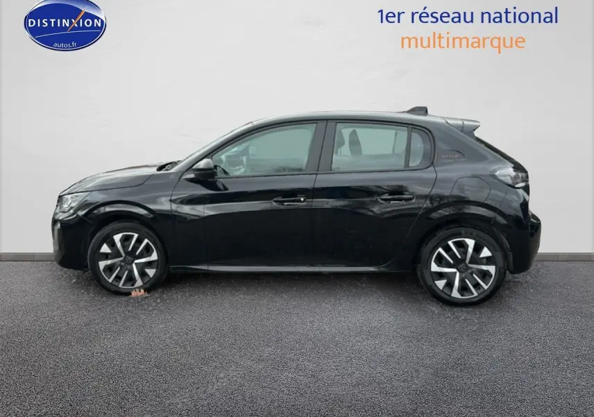 Profil côté gauche d'une Peugeot 208 noire 2025 version 1.2 100 style avec jantes distinctives et vitres teintées.