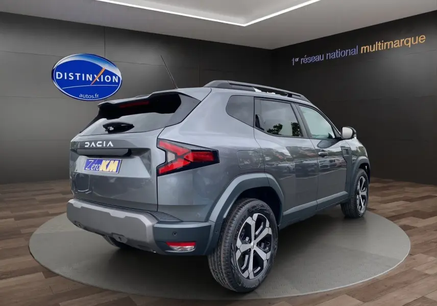 Vue 3/4 arrière droite du Dacia Duster Full Hybrid 140 Journey gris schiste avec roue de secours et packs Cold et City.
