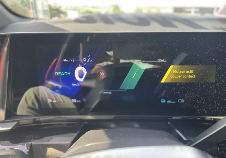 Affichage numérique du tableau de bord Renault Rafale hybride, indiquant vitesse zéro et message moteur actif.