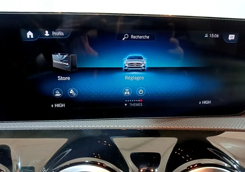 Écran tactile central du tableau de bord de la Mercedes CLA 200 d Business Line, interface réglages affichée.