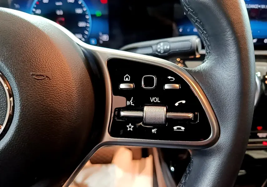 Gros plan sur les commandes multifonctions du volant cuir noir de la Mercedes CLA 200 d Business Line 2021.