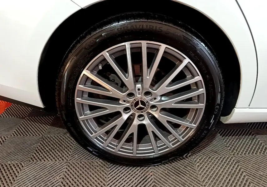 Gros plan sur la roue arrière droite d’une Mercedes CLA 200 d Business Line blanche, jante alliage multi-branches.