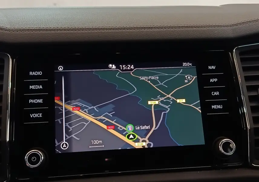 Écran tactile central du Skoda Kodiaq blanc 2022 affichant la navigation avec carte et commandes latérales.