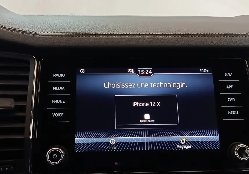 Écran tactile central du Skoda Kodiaq blanc 2022 affichant la connexion Apple CarPlay avec iPhone 12 X.