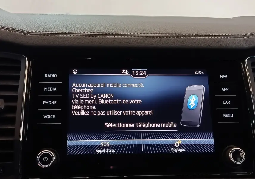 Écran tactile central du Skoda Kodiaq blanc, affichant le menu Bluetooth avec options radio et navigation.