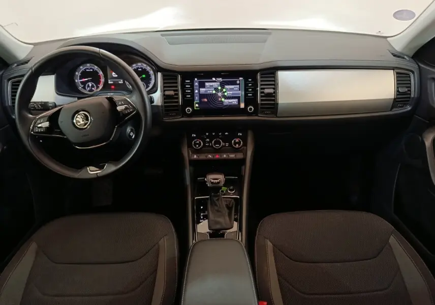 Intérieur noir du Skoda Kodiaq 2022 vu de face, avec tableau de bord digital et volant multifonctions.