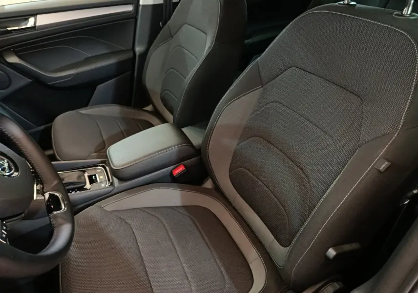 Vue intérieure rapprochée des sièges avant noirs et de la console centrale du Skoda Kodiaq Ambition 2022.