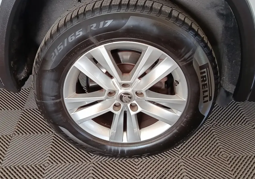 Gros plan sur la roue avant droite avec jante alliage argentée et pneu Pirelli sur Skoda Kodiaq blanc.