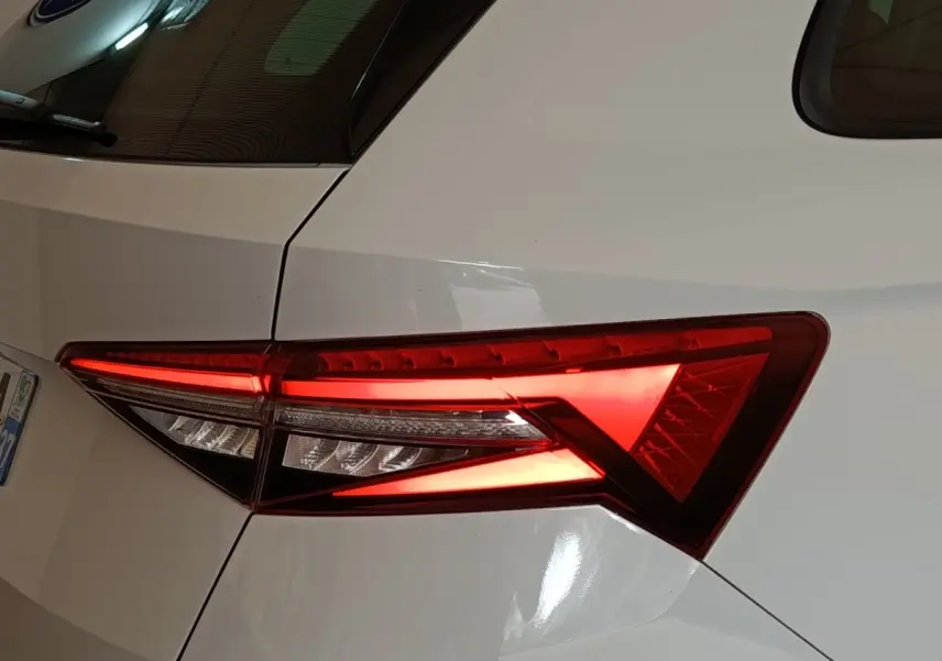 Gros plan sur le feu arrière droit rouge du SUV blanc Skoda Kodiaq 2022, version Ambition.
