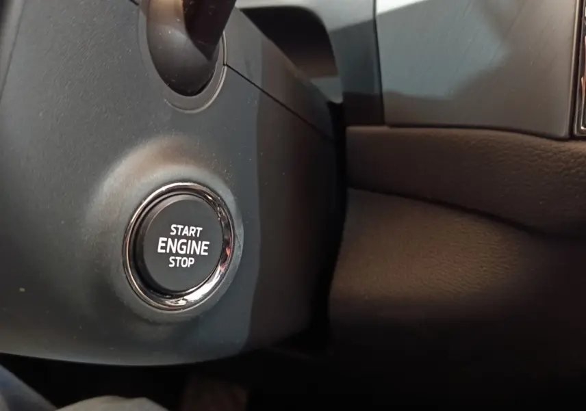 Gros plan sur le bouton démarrage "Start Engine Stop" dans l'habitacle noir du Skoda Kodiaq blanc 2022.