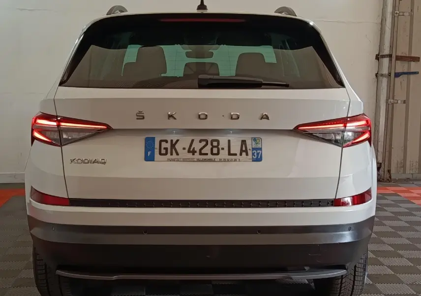 Vue arrière d’un Skoda Kodiaq blanc 2022 avec feux LED allumés et plaque d’immatriculation française visible.