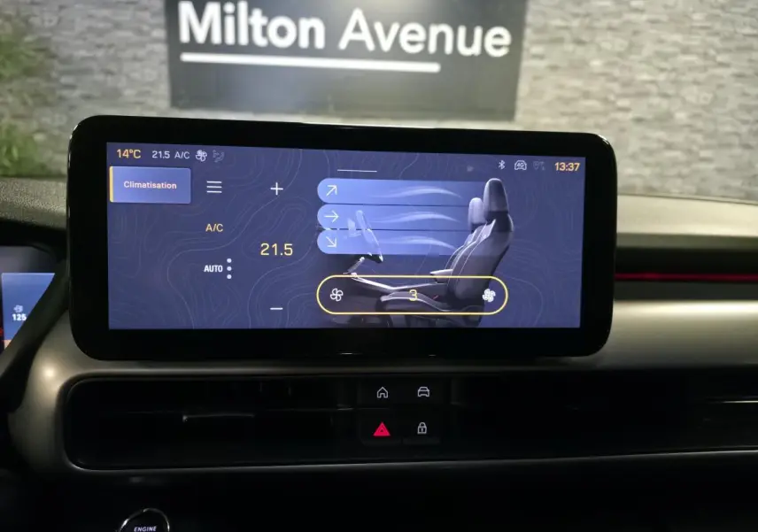 Écran tactile central du Jeep Avenger 2025 affichant le réglage de climatisation dans un intérieur noir.