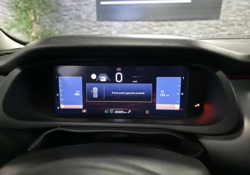 Tableau de bord numérique du Jeep Avenger 2025 affichant une alerte porte avant gauche ouverte.