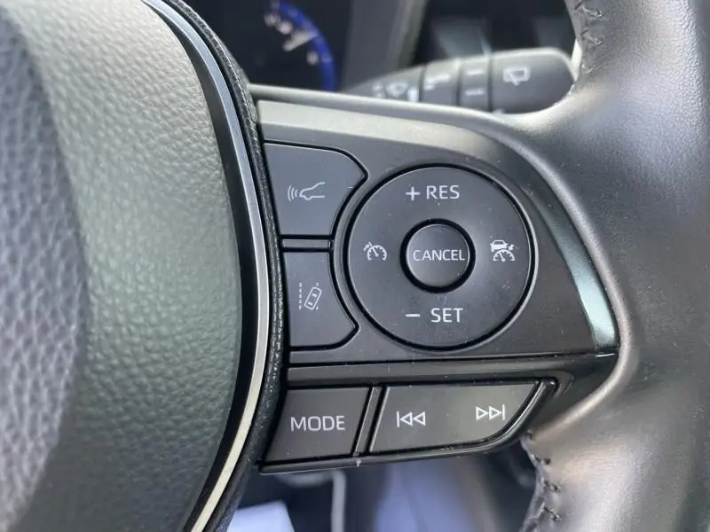 Gros plan sur les commandes au volant droit de la Toyota Corolla 184 H Collection 2019, boutons de régulateur et multimédia.