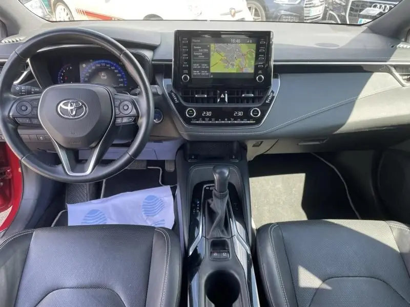 Vue intérieure avant de la Toyota Corolla 184 H Collection 2019, tableau de bord avec écran tactile et volant multifonction.