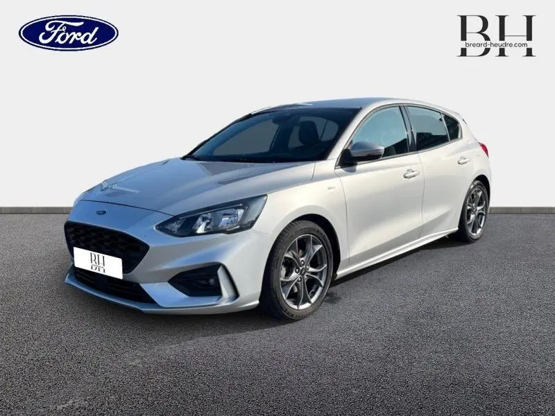 Ford Focus 1.5 TDCi ST Line gris lunaire vue 3/4 avant droit avec jantes alu et feux LED distinctifs.