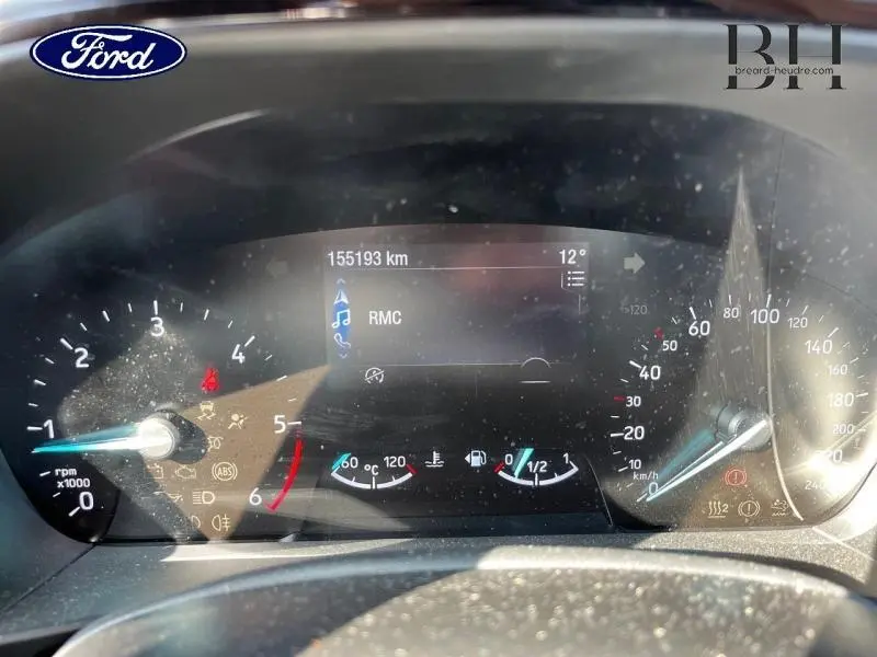 Tableau de bord de Ford Focus 2019 gris lunaire, affichage numérique du compteur et jauges en vue frontale rapprochée.