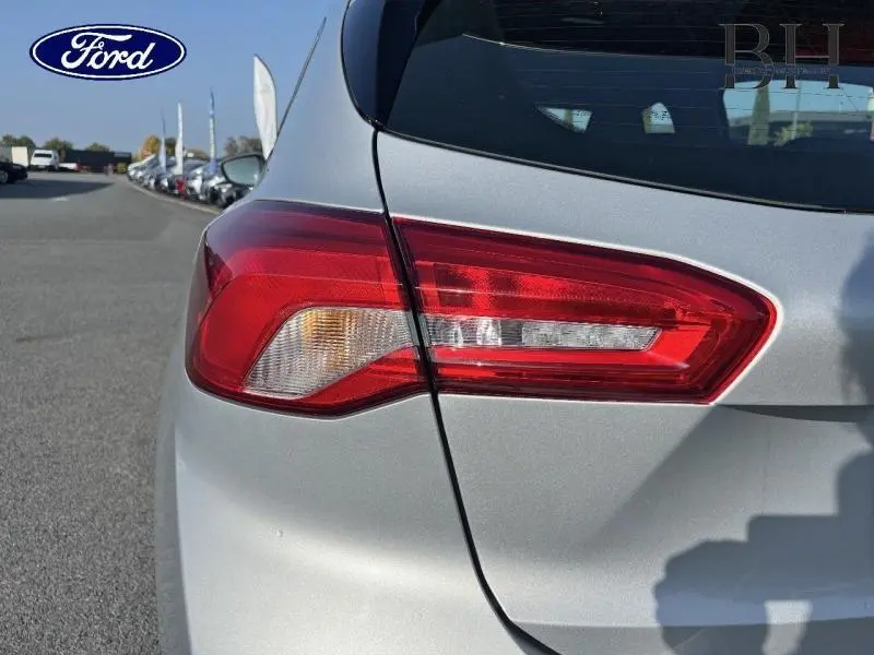 Gros plan sur le feu arrière droit d'une Ford Focus 2019 gris lunaire, soulignant la finition ST Line.