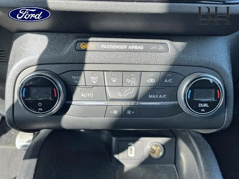 Panneau de commande de la climatisation automatique bi-zone de la Ford Focus 2019 en gros plan, avec réglages température et ventilation.
