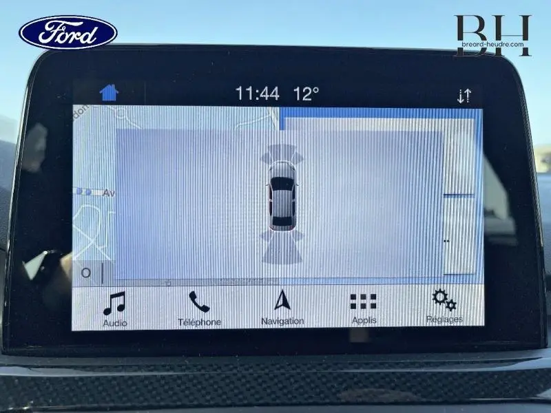 Écran tactile du système SYNC 3 de la Ford Focus 2019 affichant la vue 360° en gris lunaire.