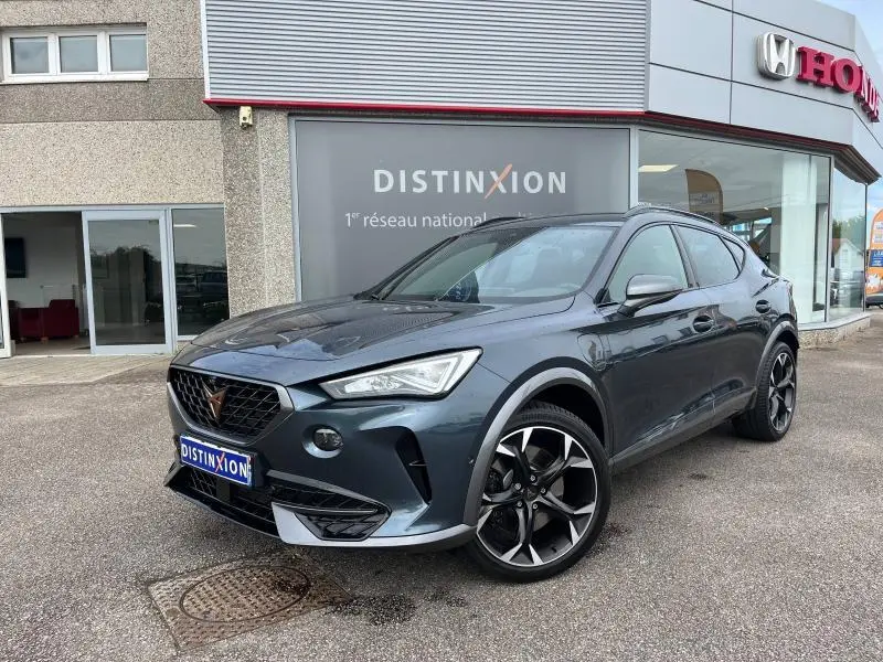 Vue 3/4 avant d'une CUPRA Formentor 1.4 e-HYBRID 245ch VZ DSG6 gris magnétique métallisé avec jantes noires.