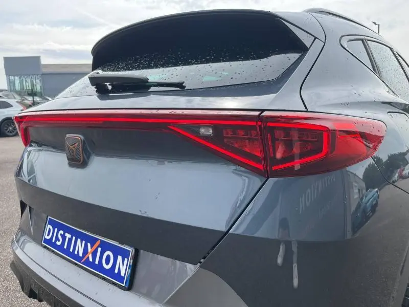 Vue arrière droite d'une CUPRA Formentor 1.4 e-HYBRID 245ch VZ gris magnétique avec feux arrière LED en bandeau.