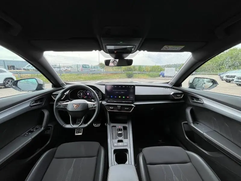 Intérieur noir du CUPRA Formentor 2024 vu de face, avec tableau de bord digital et écran tactile central.