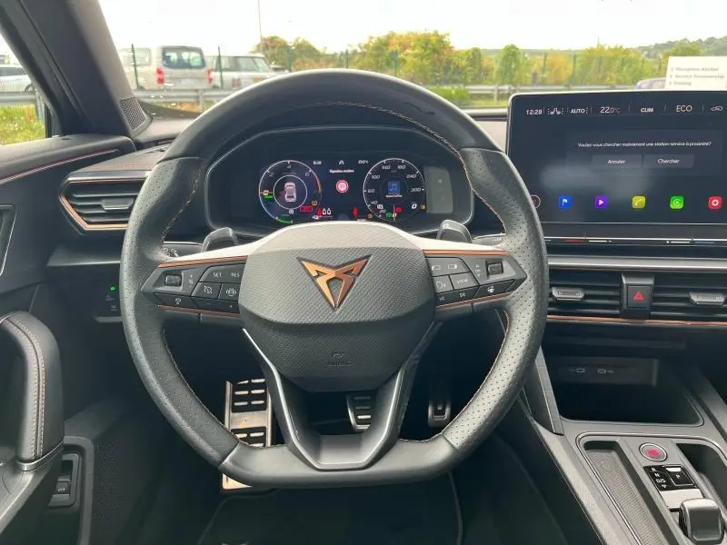 Vue intérieure centrée sur le volant sport en cuir avec logo CUPRA cuivre du Formentor 1.4 e-HYBRID 2024.