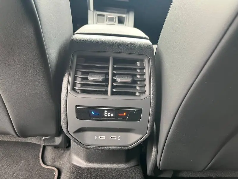 Vue rapprochée de la console arrière du CUPRA Formentor gris, avec commandes climatisation et ports USB visibles.