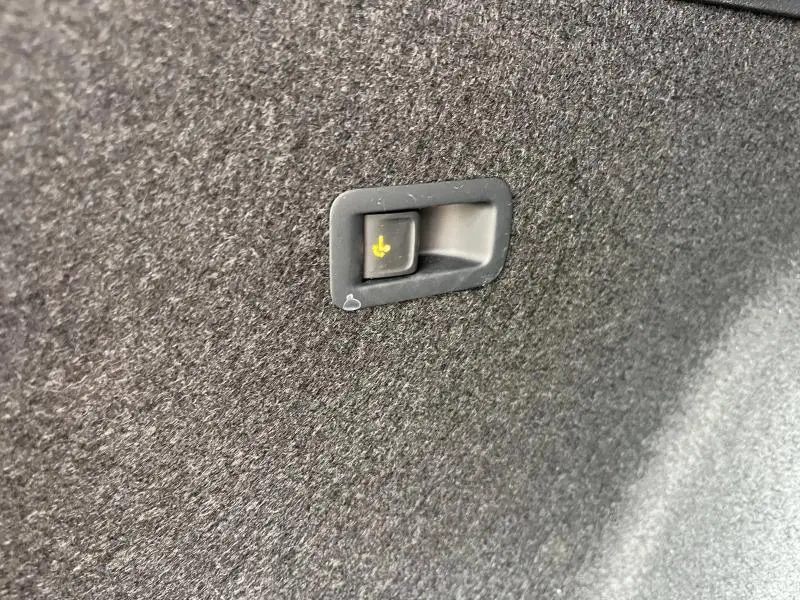 Bouton de déverrouillage de banquette arrière dans le coffre du CUPRA Formentor gris métallisé 2024.