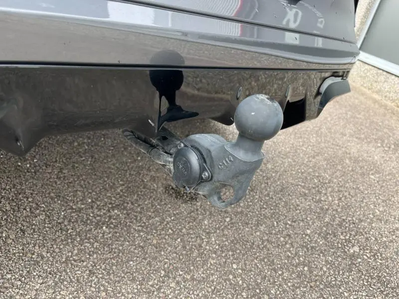 Gros plan sur l'attelage escamotable électrique arrière du CUPRA Formentor gris Magnétique métallisé 2024.