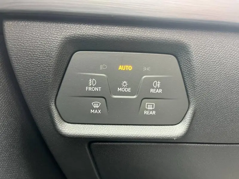 Panneau de commande des feux et désembuage avec mode automatique allumé, intérieur noir du CUPRA Formentor 2024