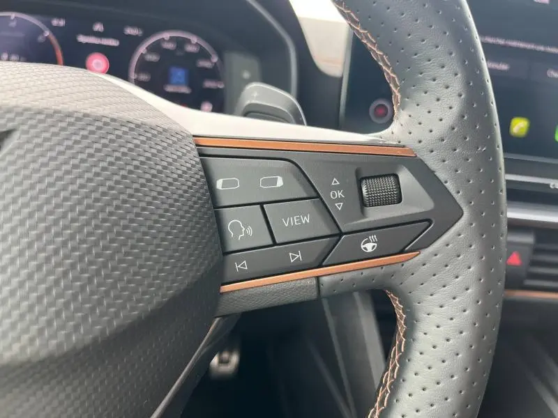 Gros plan sur le volant sport perforé avec surpiqûres cuivre et commandes multifonctions du CUPRA Formentor gris Magnétique 2024