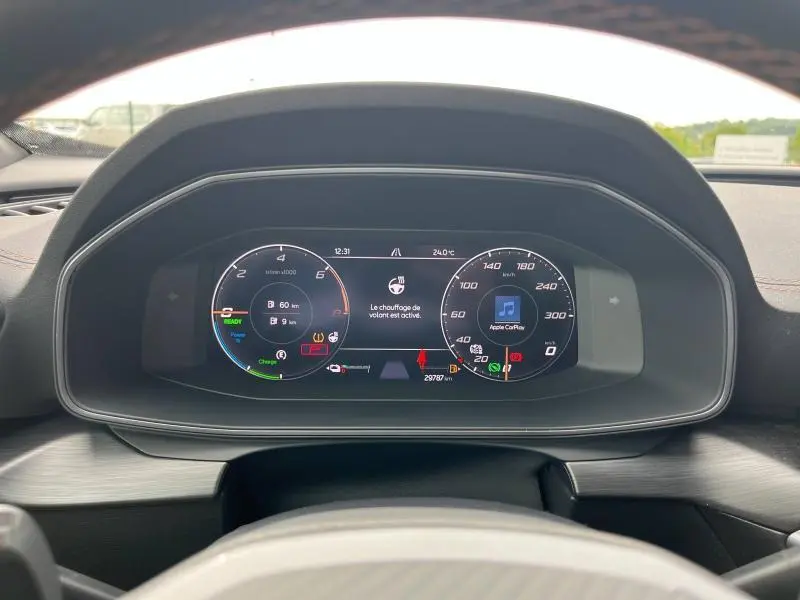 Tableau de bord numérique du CUPRA Formentor 1.4 e-HYBRID 245ch, affichage vitesse, autonomie et alertes au centre.