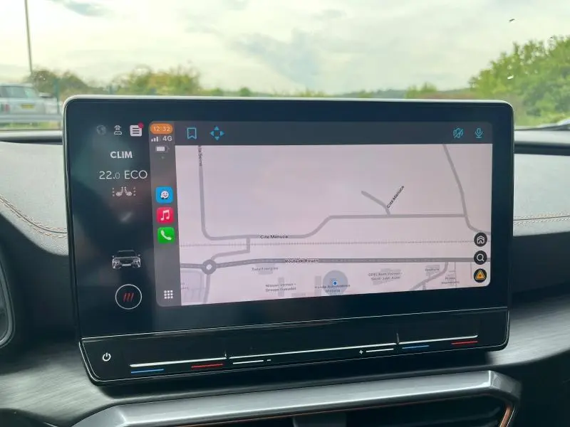 Écran tactile HD12' du GPS cartographique du CUPRA Formentor gris métallisé, affichant une carte en mode navigation.