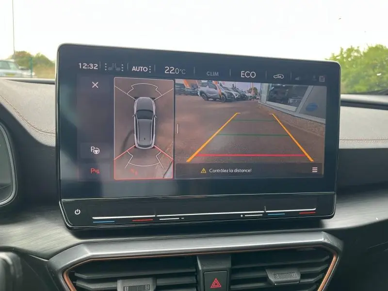 Écran tactile du tableau de bord du CUPRA Formentor 1.4 e-HYBRID montrant la caméra 360° et vue arrière en stationnement.
