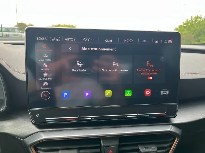 Écran tactile central affichant l'aide au stationnement dans l'habitacle du CUPRA Formentor gris Magnétique 2024.