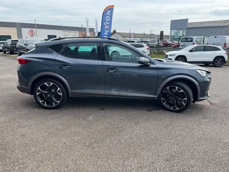 Profil côté droit du CUPRA Formentor 1.4 e-HYBRID 245ch VZ gris magnétique métallisé avec jantes alliage noires.